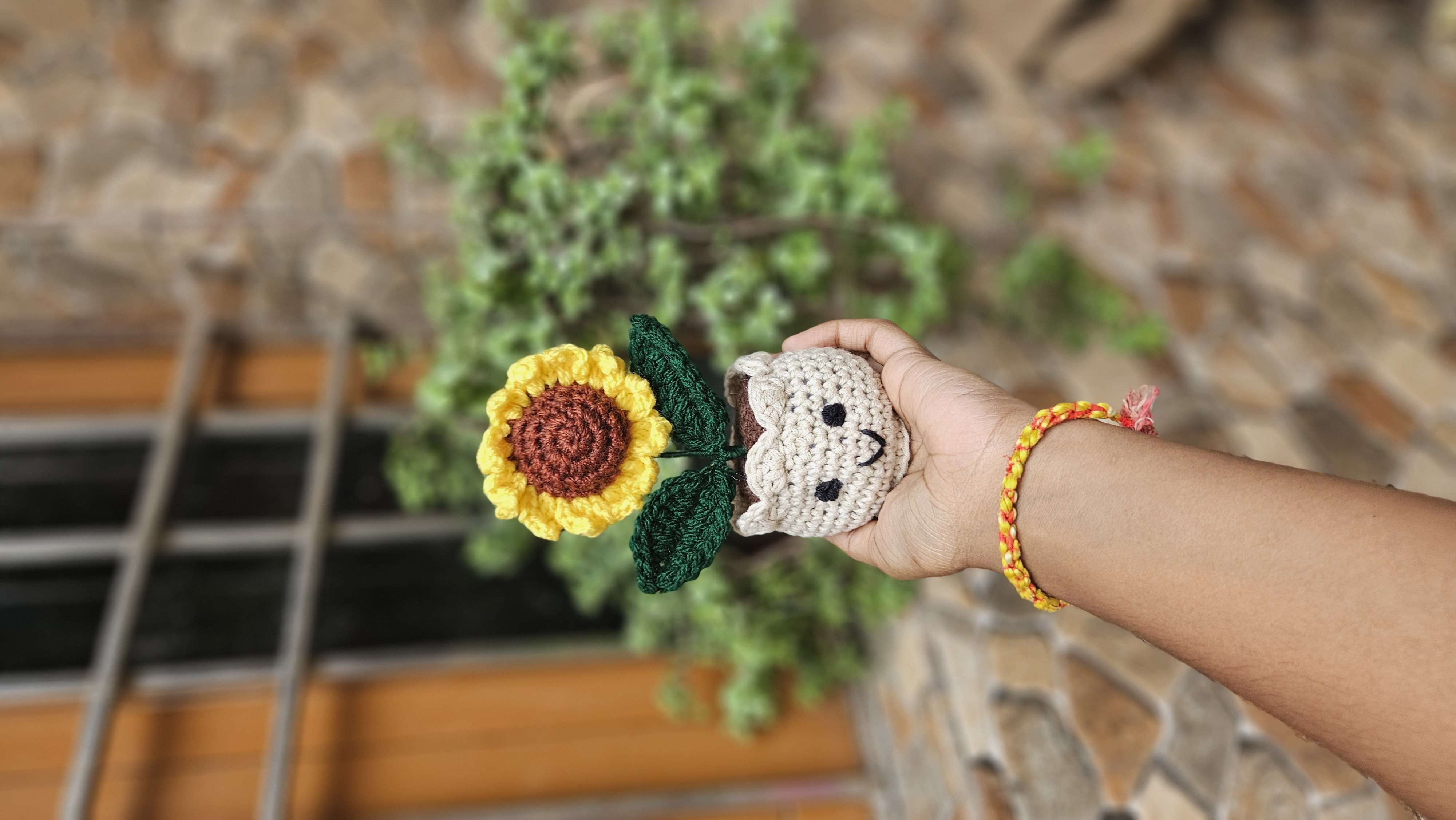 Basic sunflower pot with smile - Image 1