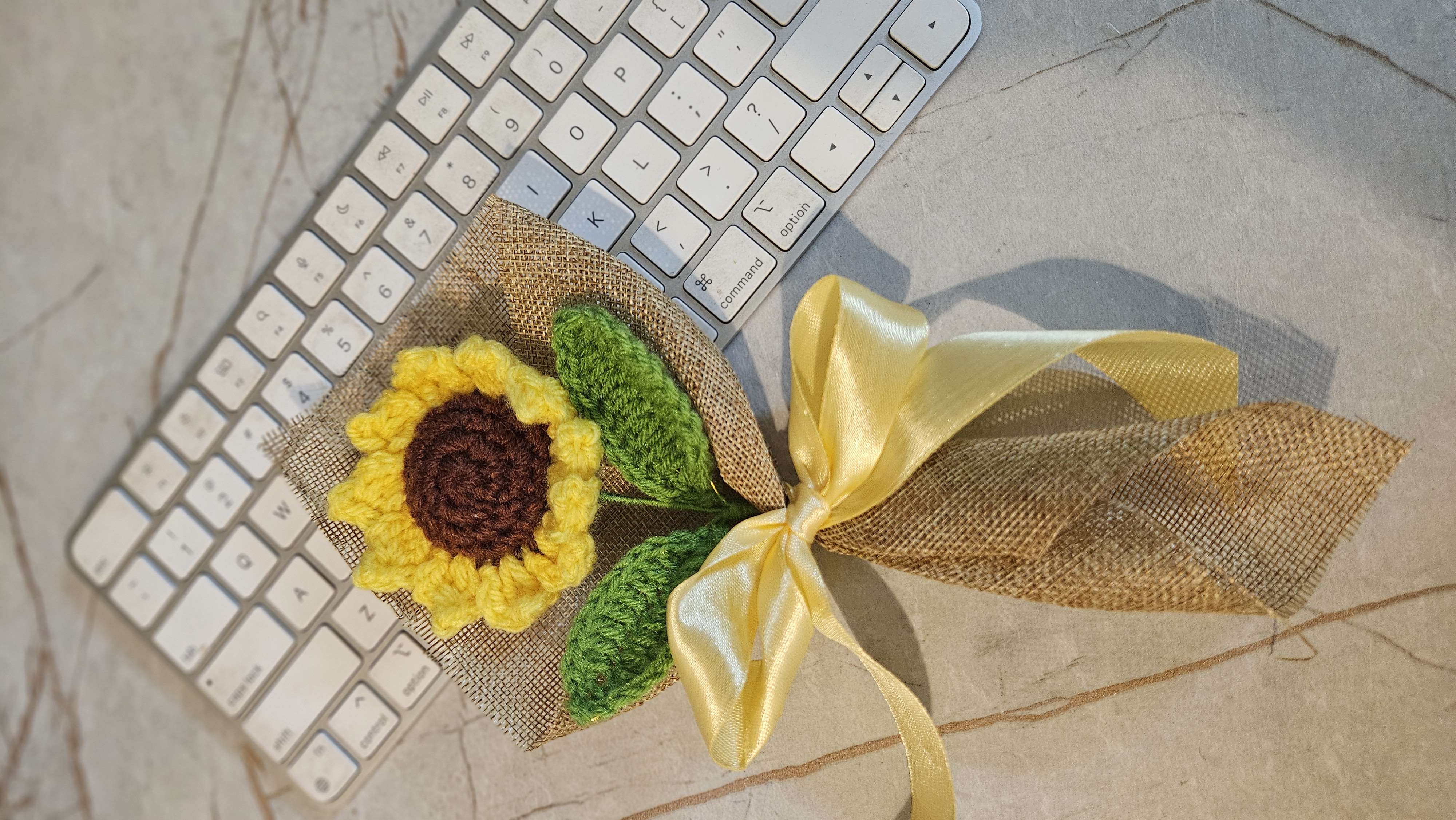 Mini sunflower with leaf - Image 1